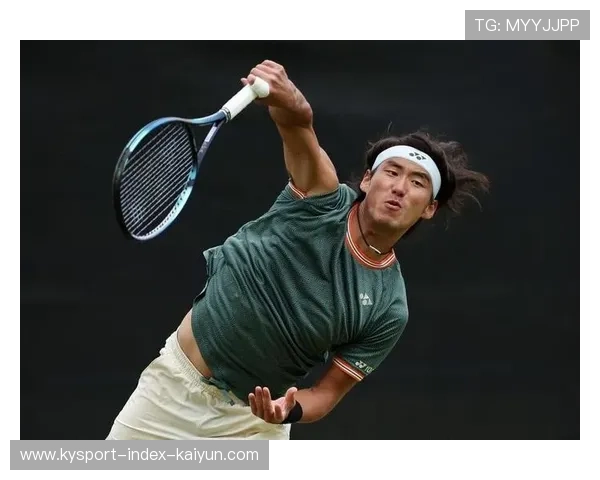 网球惊天一击：选手抽球太猛竟打断球线，技术与激情的极致碰撞